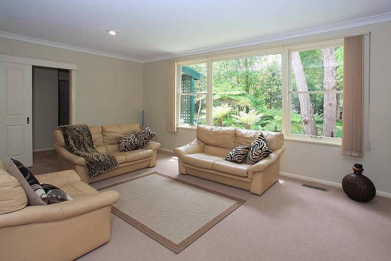 SPACIOUS FAMILY HOME IN GREAT LOCATION Picture 3
