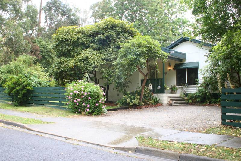 SPACIOUS FAMILY HOME IN GREAT LOCATION Picture 1