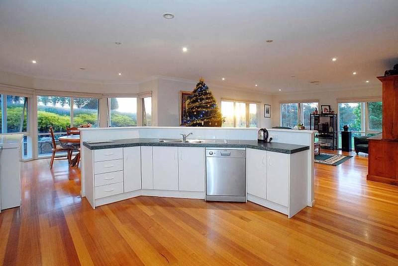 UNDER CONTRACT / UNDER OFFER 