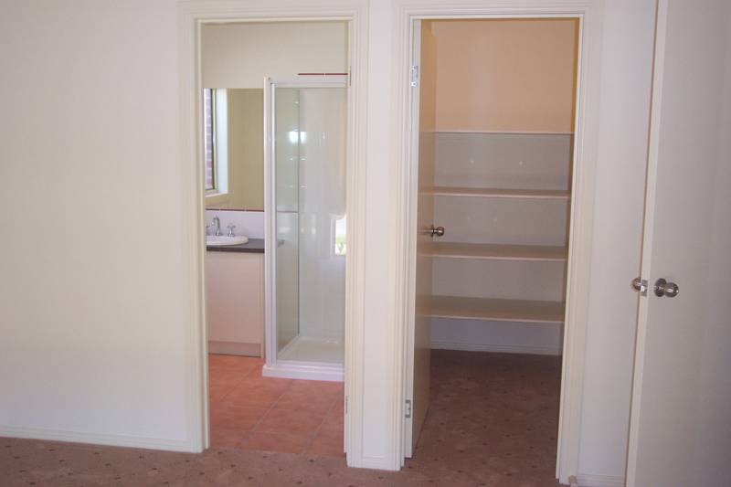 MODERN TOWNHOUSE IN SECURE LOCATION Picture 2
