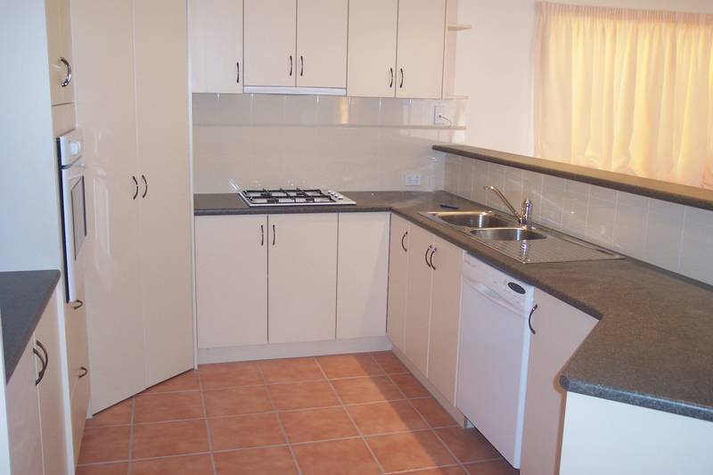 MODERN TOWNHOUSE IN SECURE LOCATION Picture 3