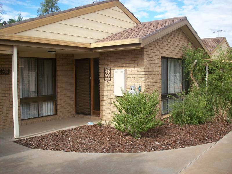 ONLY A STONES THROW AWAY FROM THE NEW MARINA Picture 1