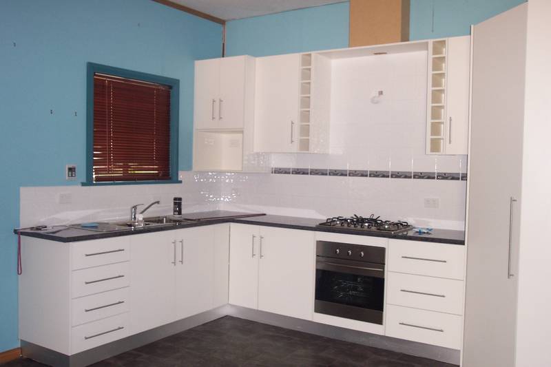 LARGE BACKYARD FOR YOU TO ENJOY Picture 3