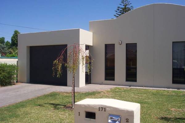 MODERN COMFORTS IN PRIME LOCATION Picture 1