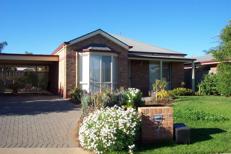 SPACIOUS TOWNHOUSE Picture 1