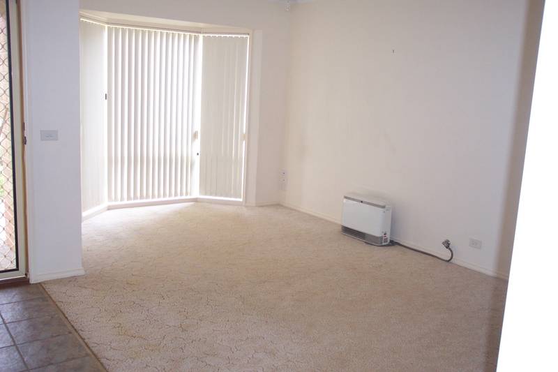 SPACIOUS TOWNHOUSE Picture 3