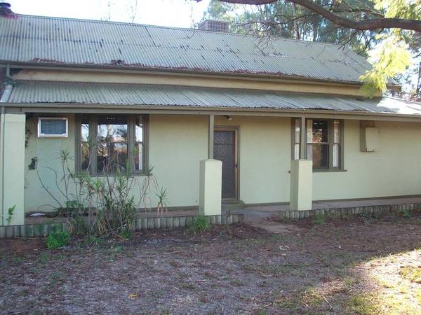 NEWLY RENOVATED PICTURESQUE HOME. Picture 1