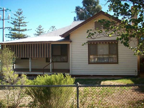 LOW MAINTENANCE FAMILY HOME Picture 1