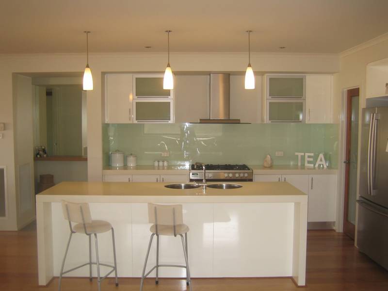 MODERN, BEAUTIFUL, 4 BEDROOMS..... Picture 2