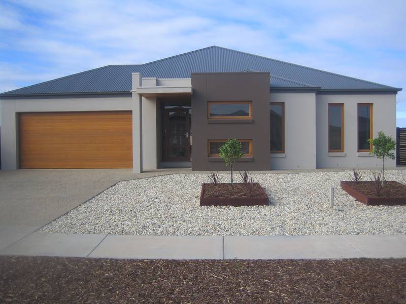 MODERN, BEAUTIFUL, 4 BEDROOMS..... Picture 1