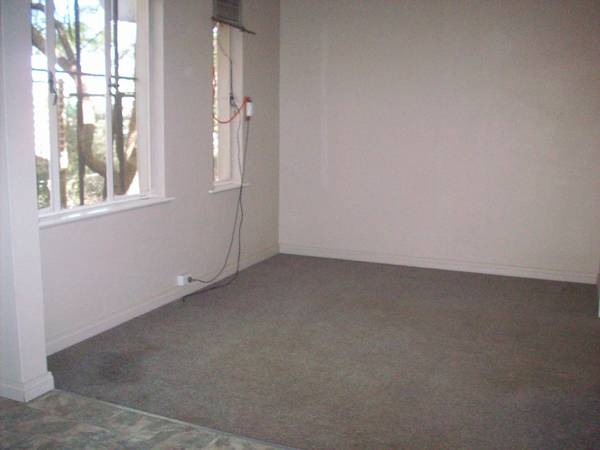 NEXT TO SCHOOLS AND SHOPS Picture 3