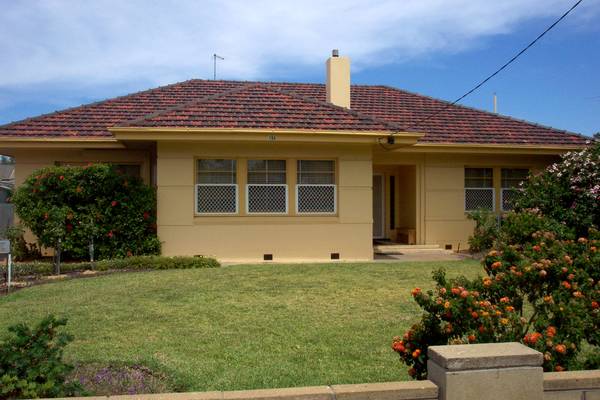 GREAT FAMILY HOME IN UNBEATABLE LOCATION Picture 1