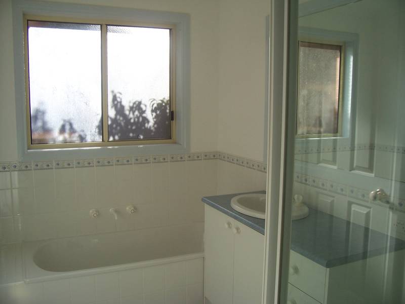 SPACIOUS AND IMMACULATE TOWNHOUSE Picture