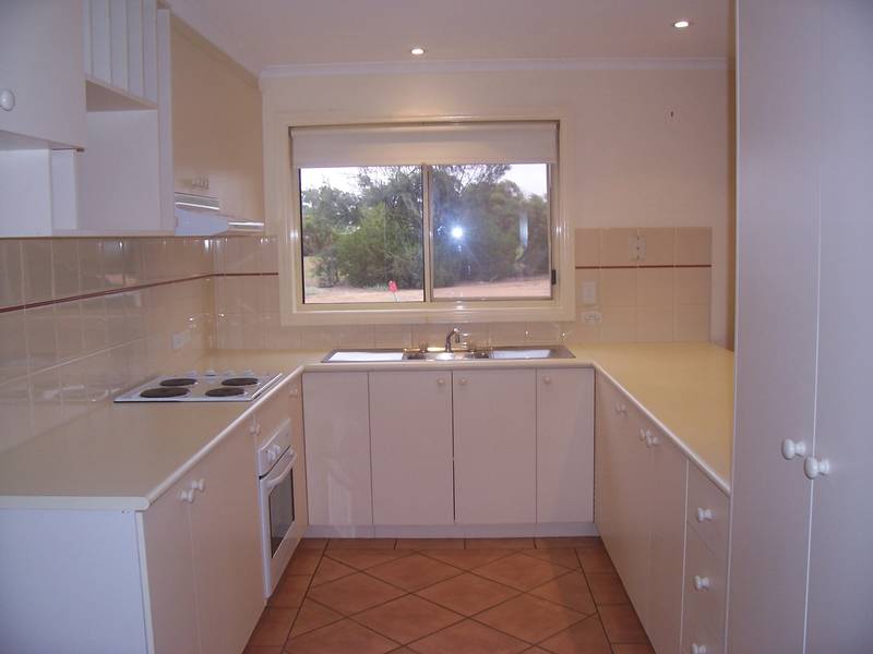 SPACIOUS AND IMMACULATE TOWNHOUSE Picture