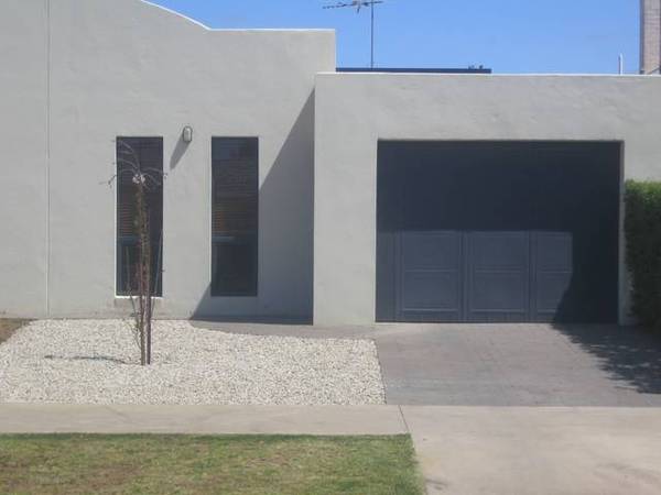 Stylish Inner City Townhouse Picture 1