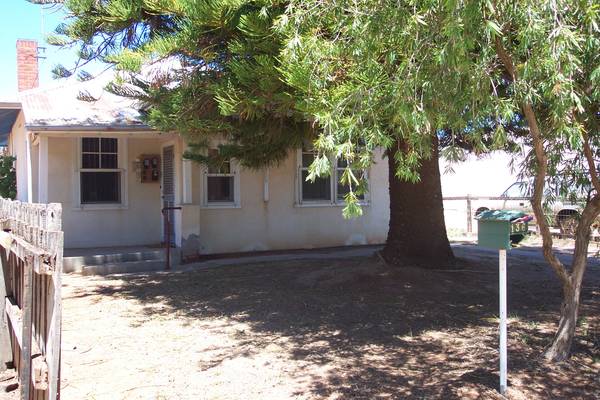 HUGE BACKYARD Picture 1