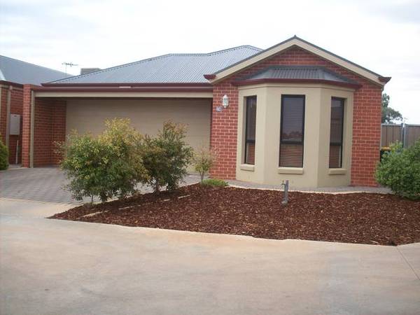 LOW MAINTENANCE TOWNHOUSE Picture 1