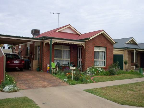 THREE BEDROOM TOWNHOUSE Picture 1