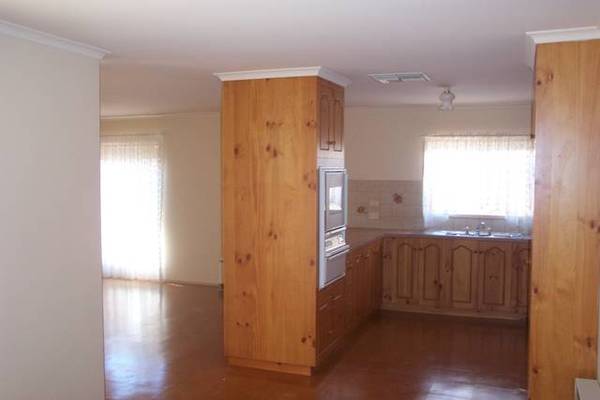 OPEN PLAN THREE BEDROOM TOWNHOUSE Picture OPEN PLAN THREE BEDROOM TOWNHOUSE Picture