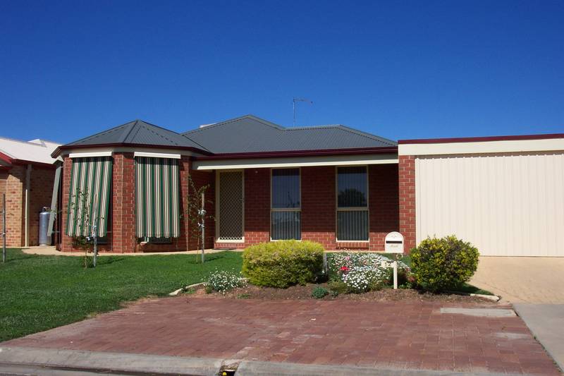 OPEN PLAN THREE BEDROOM HOME Picture 1