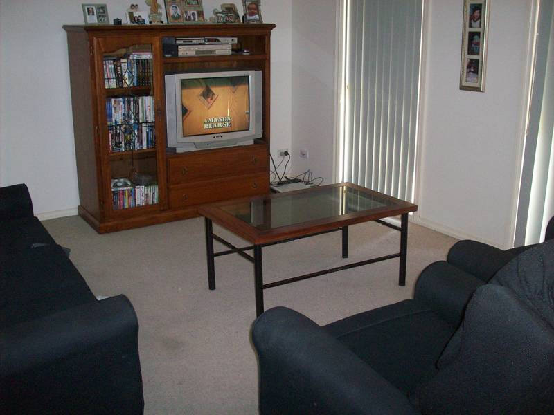 OPEN PLAN THREE BEDROOM HOME Picture 2