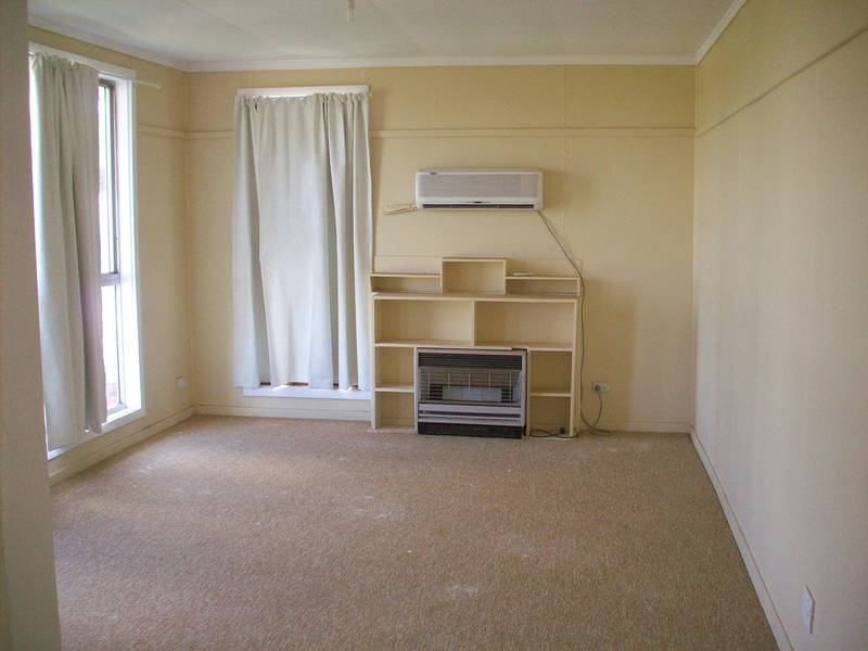 NEAR SCHOOLS AND SHOPS Picture 3