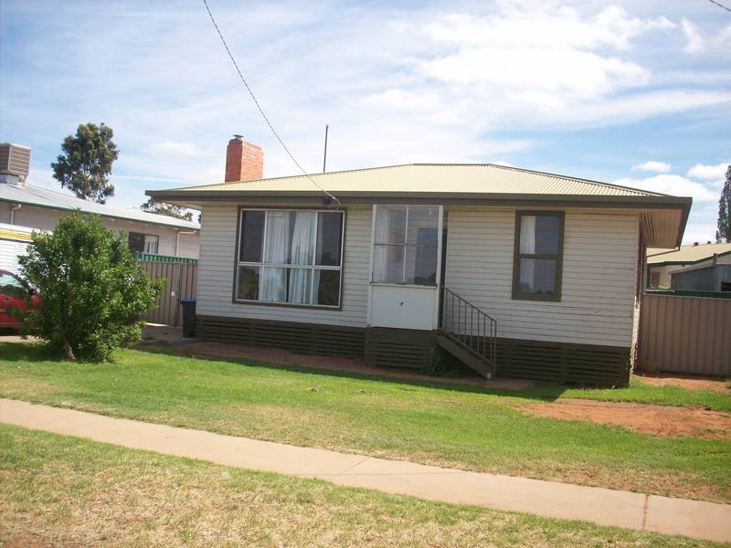 NEAR SCHOOLS AND SHOPS Picture 1