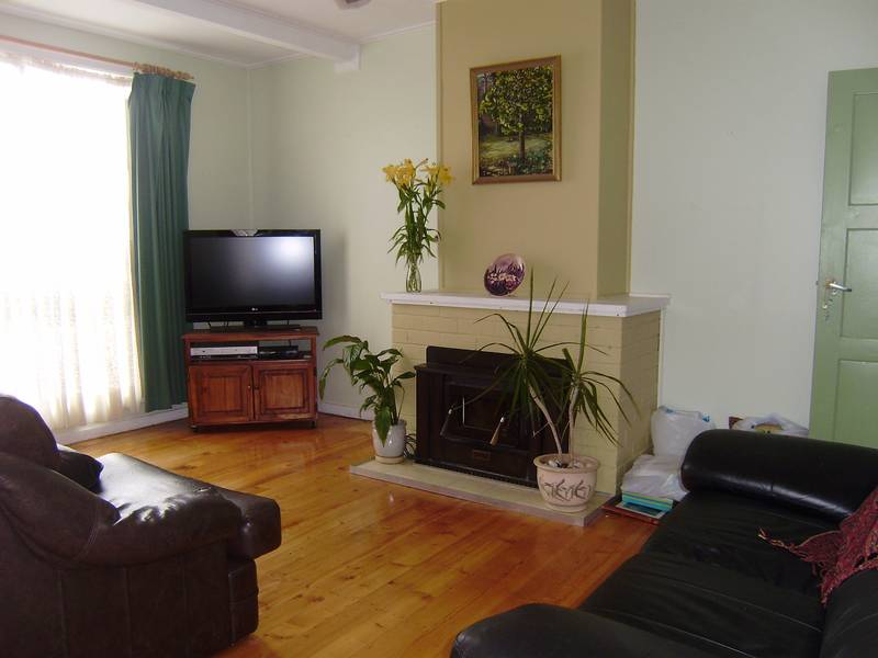 Two bedrooms with a seperate bungalow Picture 2