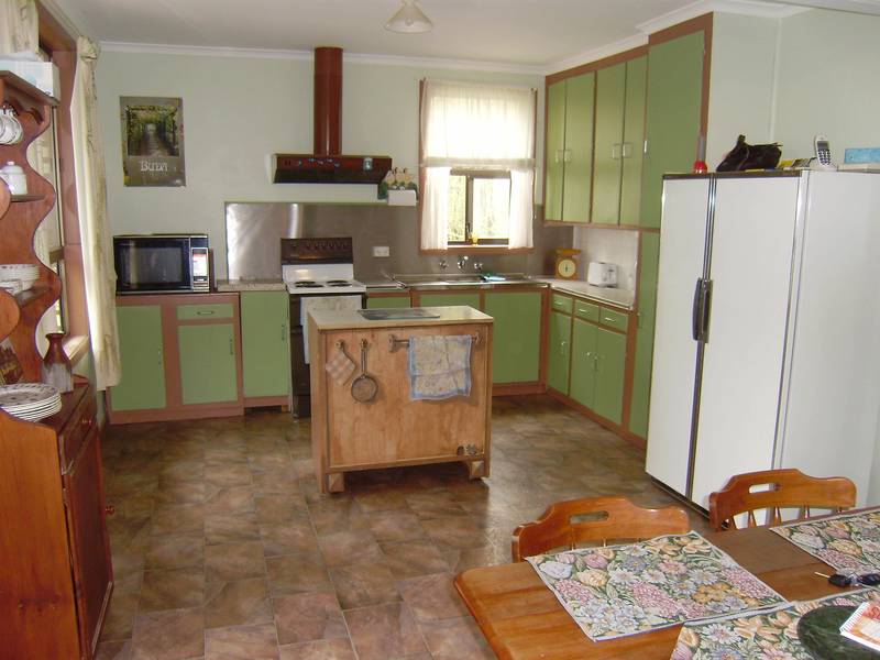 Two bedrooms with a seperate bungalow Picture 3