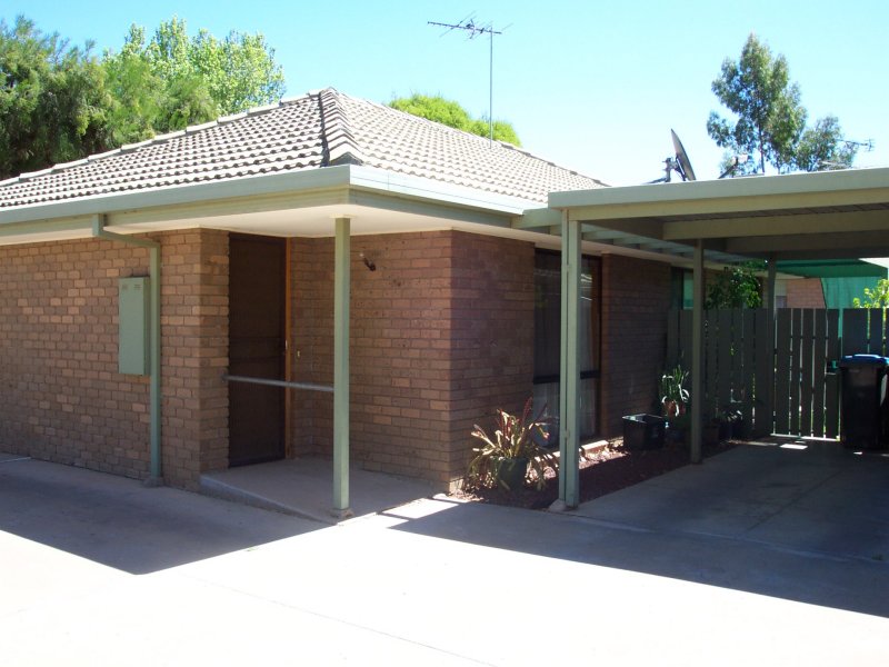 LOVELY UNIT IN QUIET COURT Picture 1