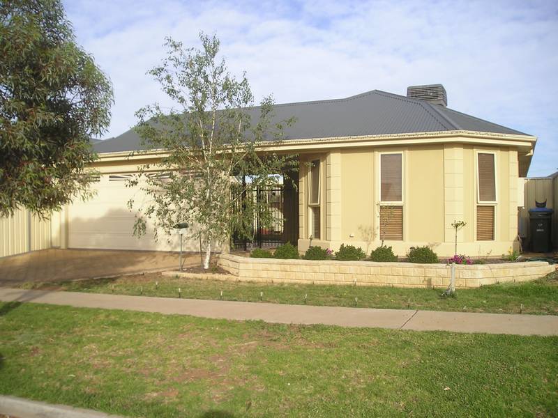 Immaculate Townhouse Picture 1