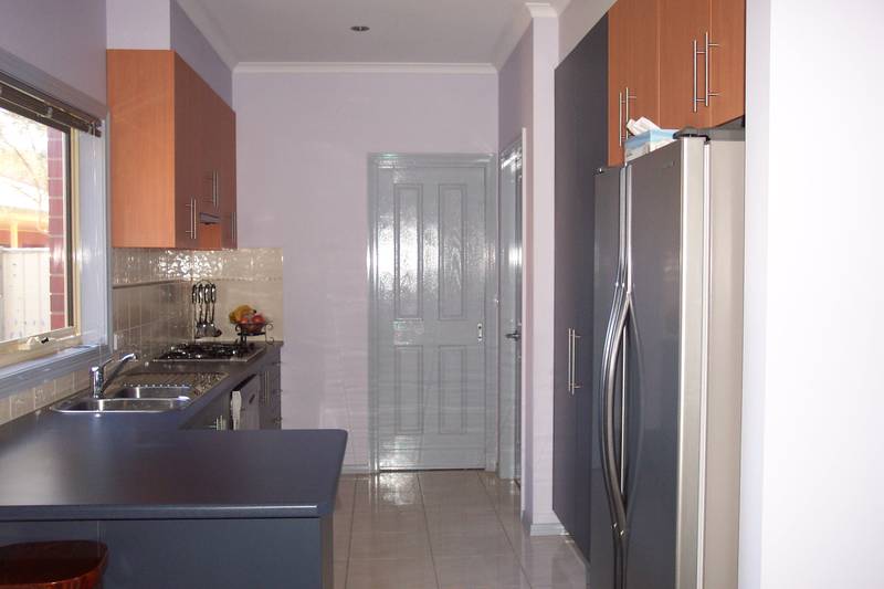 THREE BEDROOM CLOSE TO TOWN Picture 2