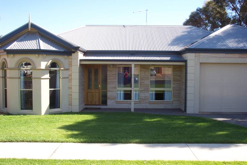 THREE BEDROOM CLOSE TO TOWN Picture 1