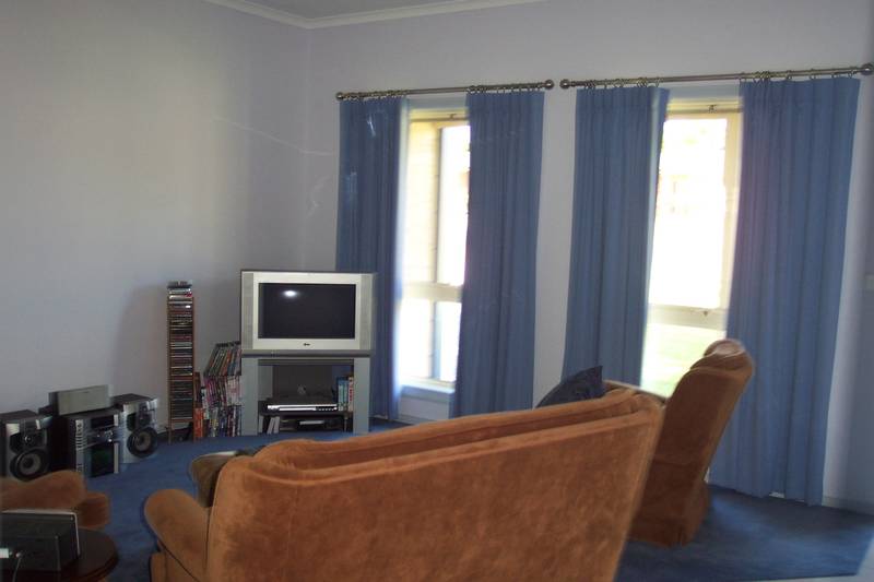 THREE BEDROOM CLOSE TO TOWN Picture 3