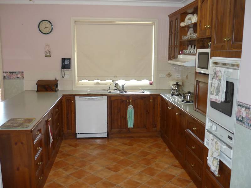 Classic Home / Exclusive Neighborhood Picture 3