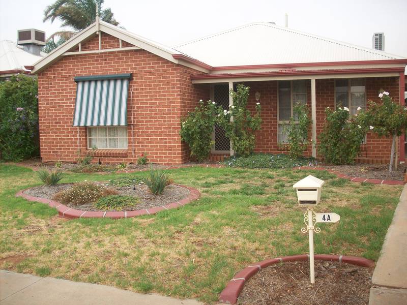 TOWNHOUSE IN GREAT LOCATION Picture 1