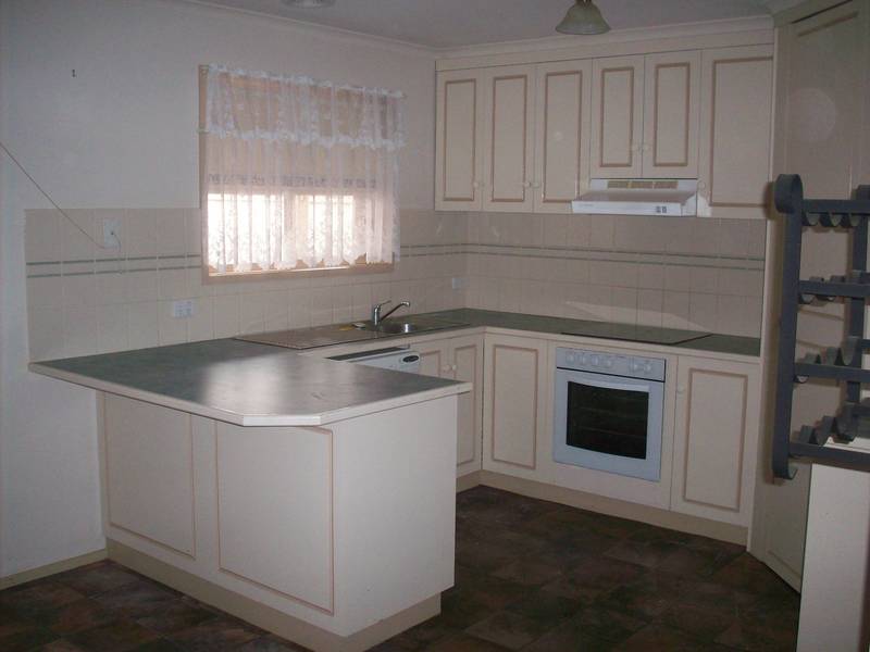 TOWNHOUSE IN GREAT LOCATION Picture 3