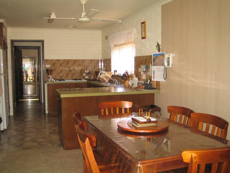 Walk To The Shops Picture 3