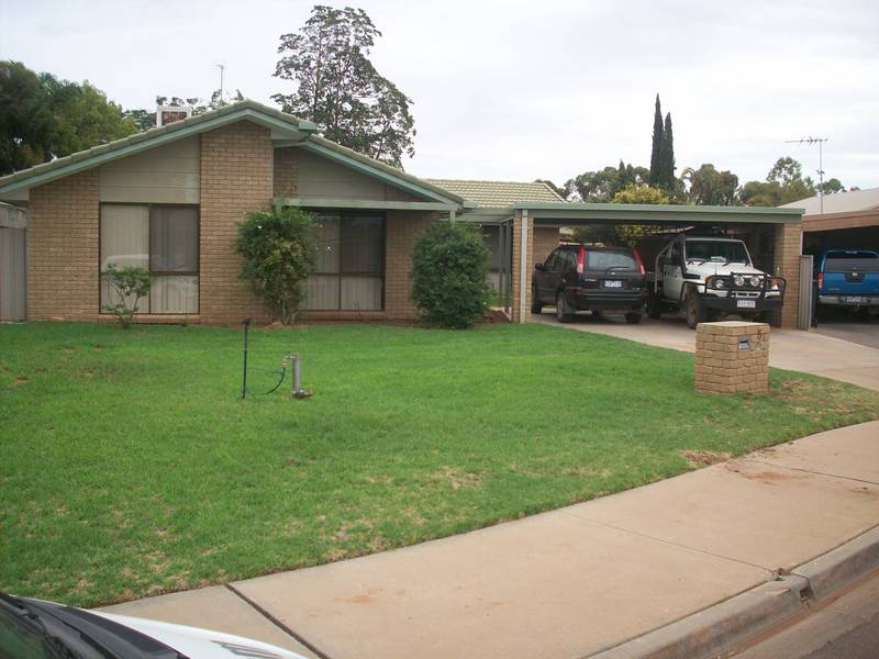 COURT LOCATION WITH SHED AND BOAT/CARAVAN ACCESS Picture