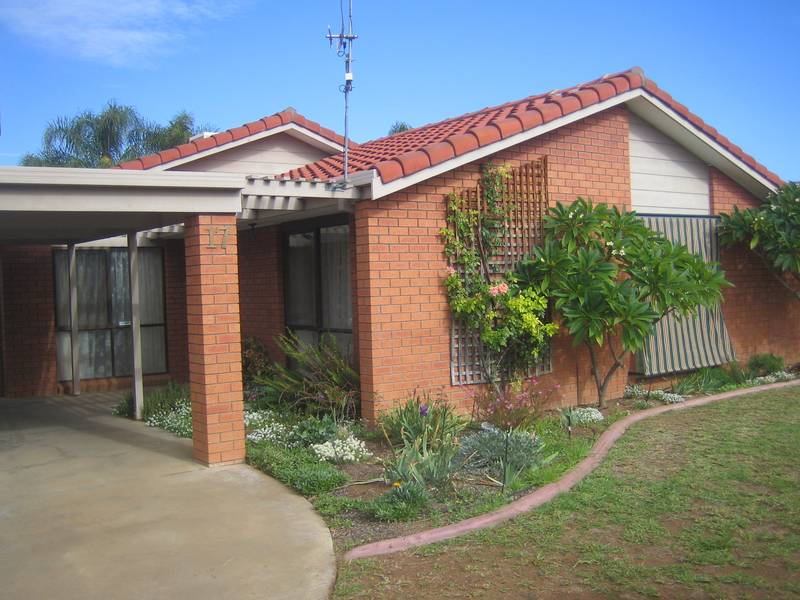 4 Bedrooms / Pool / Shed Picture 1