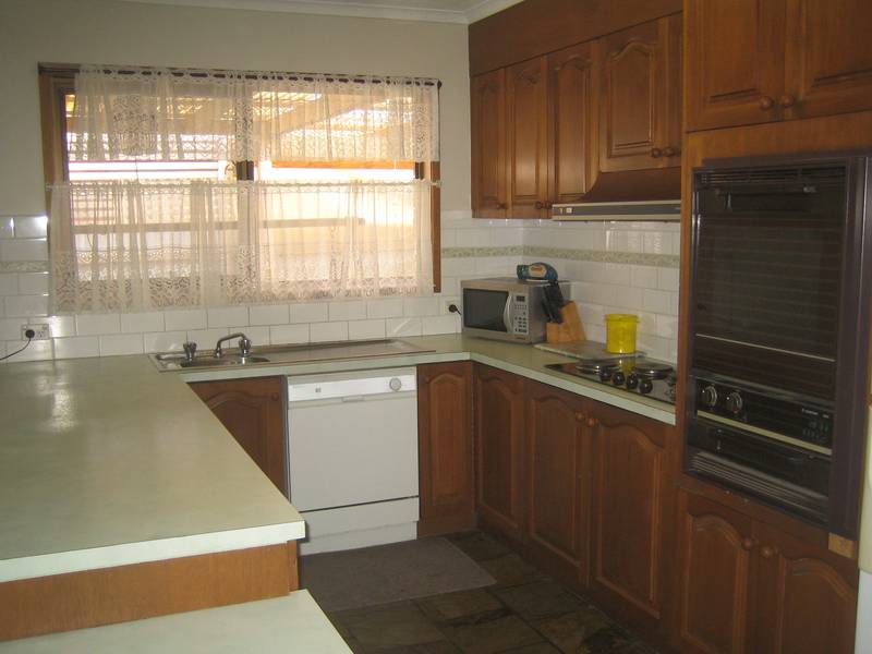 4 Bedrooms / Pool / Shed Picture 2