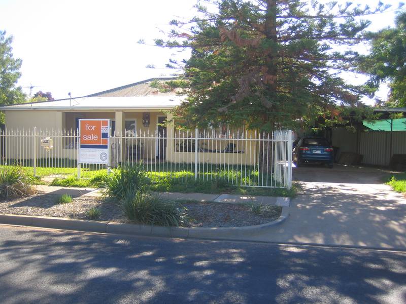 Only a stroll to the River! Picture 1