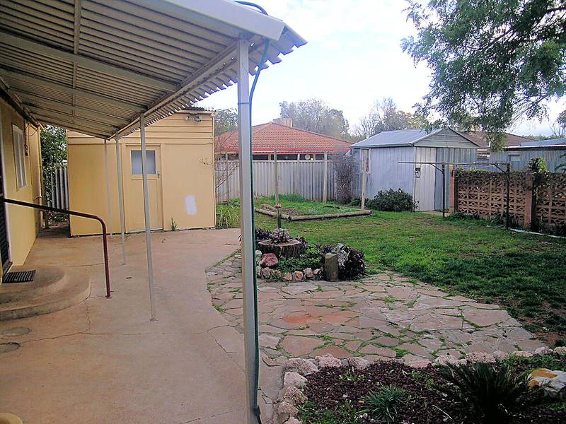 Only a stroll to the River! Picture 3