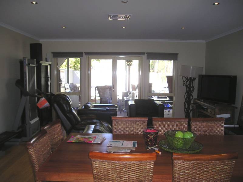 DECIEVINGLY
HUGE TOWNHOUSE Picture