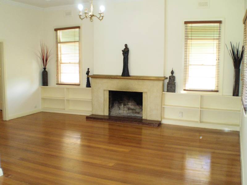 GORGEOUS COTTAGE STYLE FAMILY HOME Picture 3