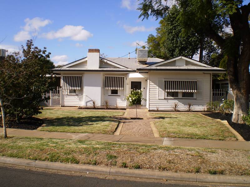 GORGEOUS COTTAGE STYLE FAMILY HOME Picture 1