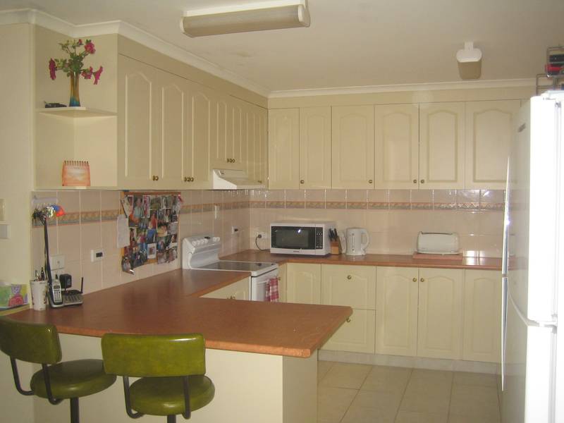 Stylish & Flexible Townhouse with Bungalow! Picture