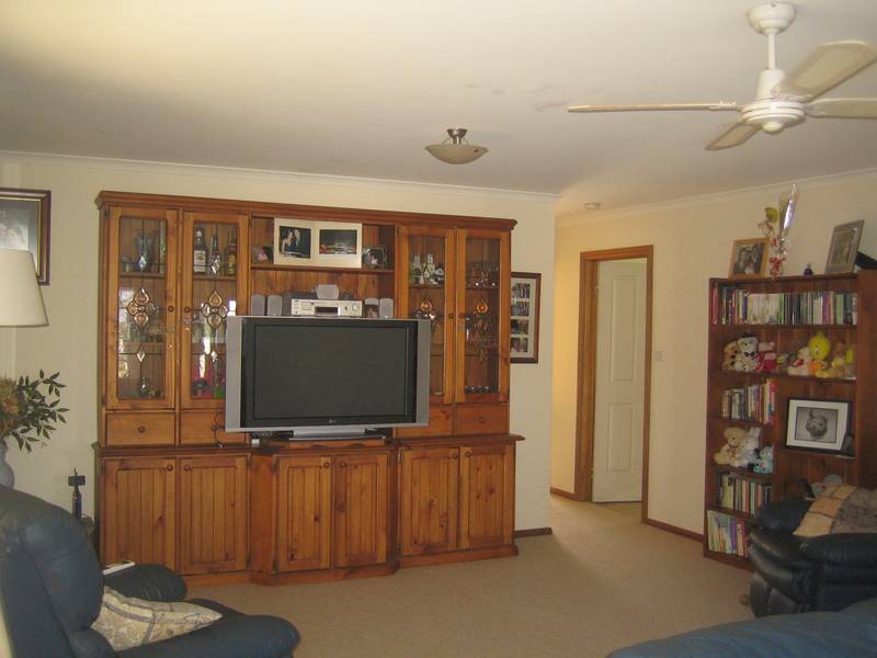 Stylish & Flexible Townhouse with Bungalow! Picture