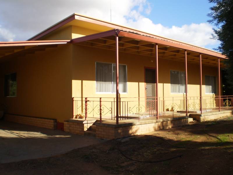 GET LOST IN THIS HUGE HOME! Picture 1