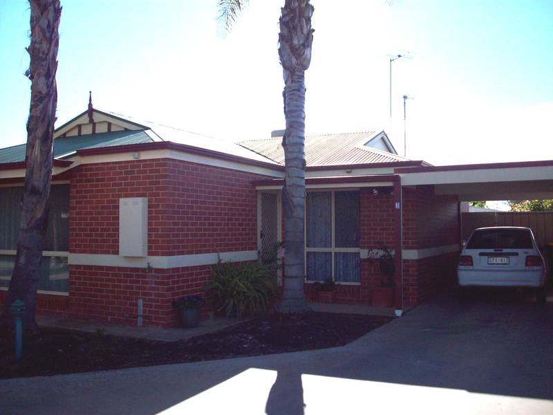 READY TO MOVE IN TO...CLOSE TO CENTRO Picture 1